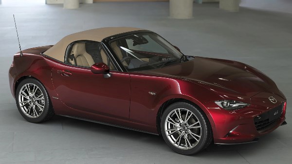 مازدا MX-5 مياتا تقدم تصميم كوبيه ثنائي الأبواب