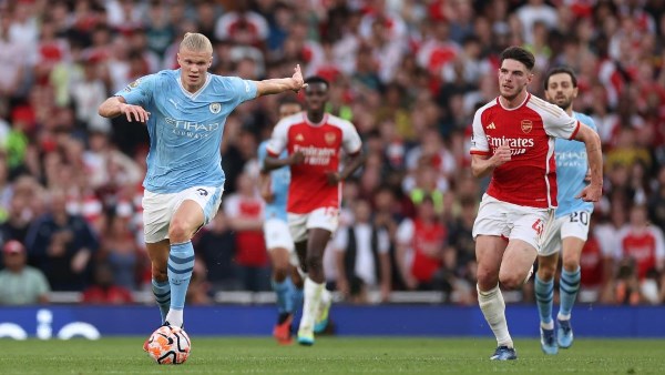 مانشستر سيتي وأرسنال يتعادلان 1-1 في شوط أول مثير