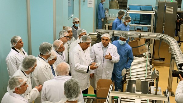 مدبولي يؤكد أولوية الدولة لقطاع الدواء والمستلزمات الطبية