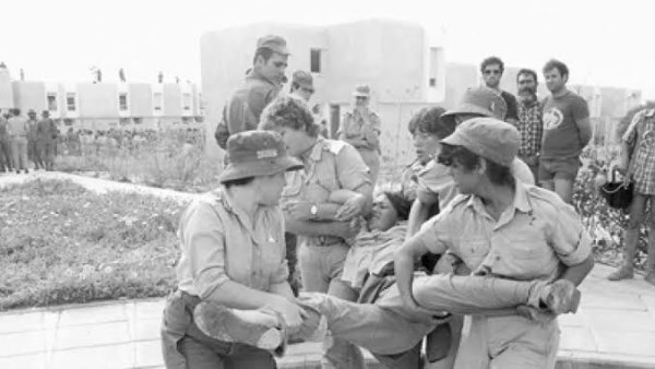 مشاهد مؤلمة لخروج الإسرائيليين من سيناء في عيد تحريرها