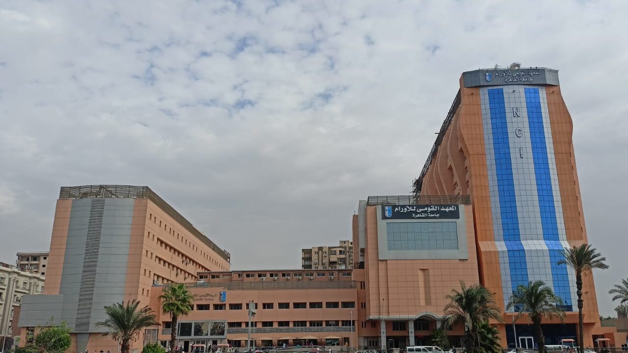 معهد الأورام يوضح موقفه من علاج السرطان بالأعشاب والجوع