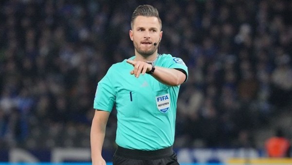 من هو دانيال شلاجر حكم مباراة الأهلي وبيراميدز المعروف بالبطاقات الحمراء؟