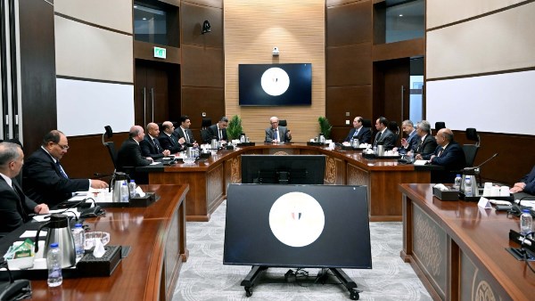 نائب رئيس الوزراء يراقب تأمين الدولار لمستلزمات الإنتاج واستقرار الإمدادات