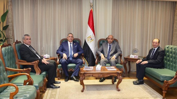 نقيب المحامين يناقش مع وزير العمل تعزيز التعاون بين الجهتين