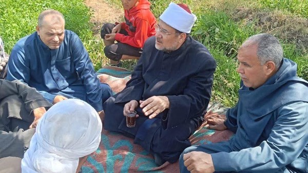 وزير الأوقاف السابق يوثق لحظة صفاء في مسقط رأسه ببني سويف