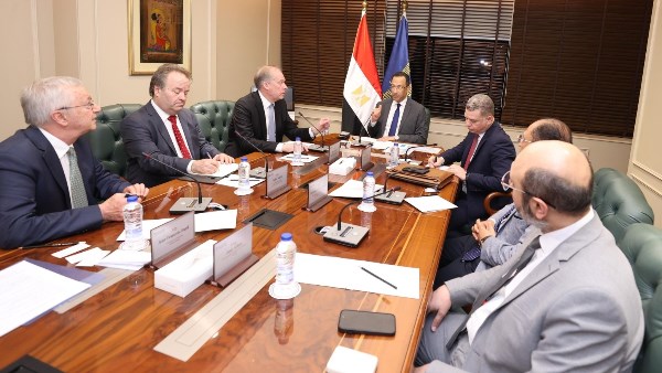 وزير الاتصالات يناقش خطط تصنيع وتصدير هواتف “نوكيا” من مصر