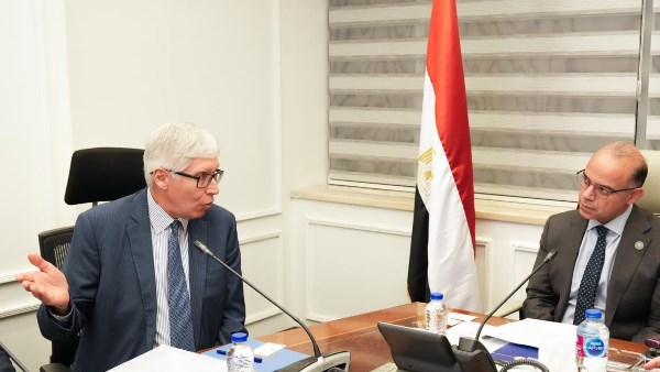 وزير الاستثمار يناقش خطط التوسع الصناعي ومنطقة استثمارية جديدة للمشروبات