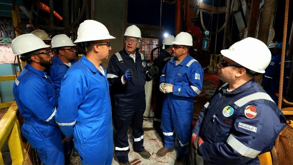 وزير البترول يتفقد الحفار EDC 73 ويعلن استمرار الإنتاج 24 ساعة