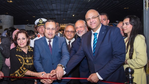 وزير التعليم العالي يفتتح معرض 20 عامًا من الحفائر بحدائق الشلالات