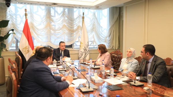 وزير التعليم العالي يناقش تصنيفات الجامعات المصرية مع اللجنة الفنية