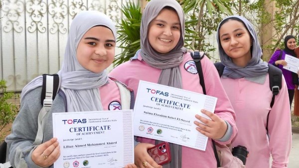 وزير التعليم يهنئ طلاب أولى ثانوي الحاصلين على شهادة البرمجة اليابانية