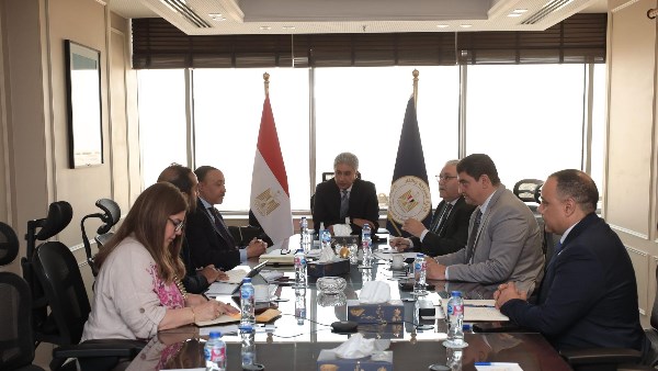 وزير السياحة يبحث تطوير أنشطة الغوص والبحر في مصر