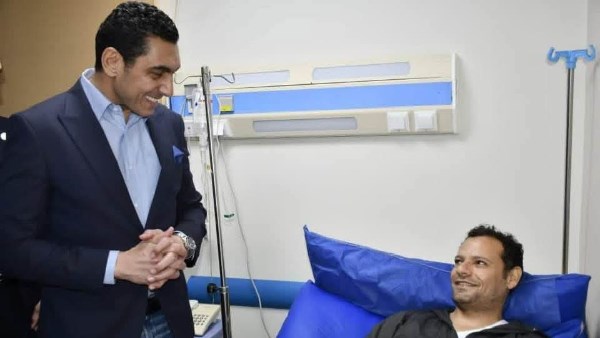 وزير الشباب يتفقد عامل نظافة مصاب في أحد النوادي