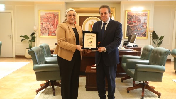 وزير الصحة يكرم رئيس المعامل بمناسبة بلوغ سن المعاش