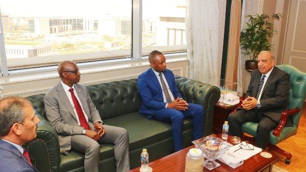 وزير الكهرباء يبحث سبل التعاون مع وزير البنية التحتية الرواندي