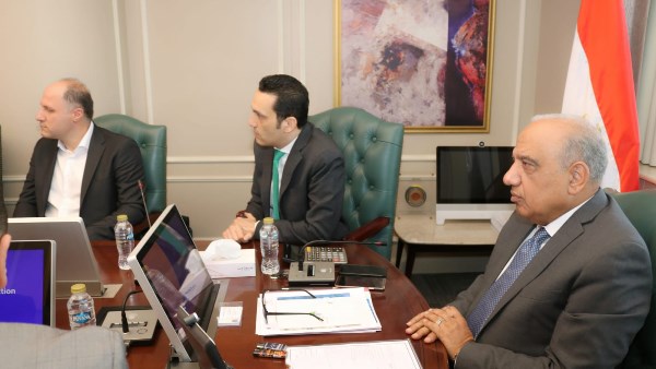 وزير الكهرباء يعلن استثمار 1.8 مليار دولار لمصنع بطاريات تخزين الطاقة