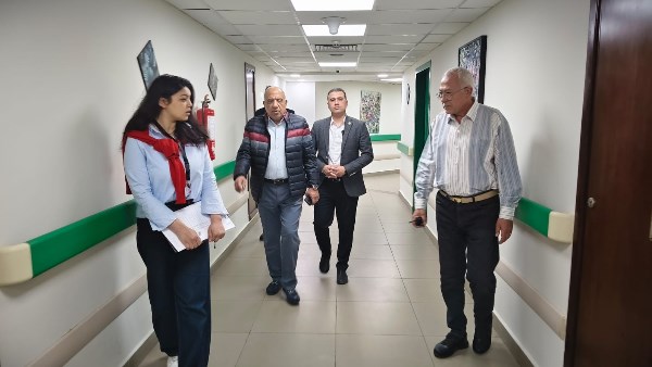 وزير الكهرباء يقوم بزيارة مفاجئة لمستشفى الخدمات الطبية