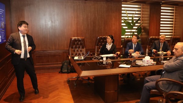 وزير الكهرباء يناقش مع “هواوي” استدامة التيار خلال أوقات الذروة