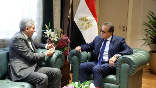 وزيرا الصحة والسياحة يناقشان تحسين الخدمات الطبية للسائحين