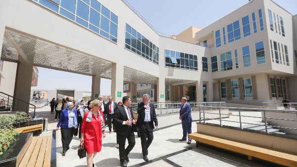 وفد برلماني ألماني يزور جامعة ساكسوني لتعزيز التعليم التكنولوجي