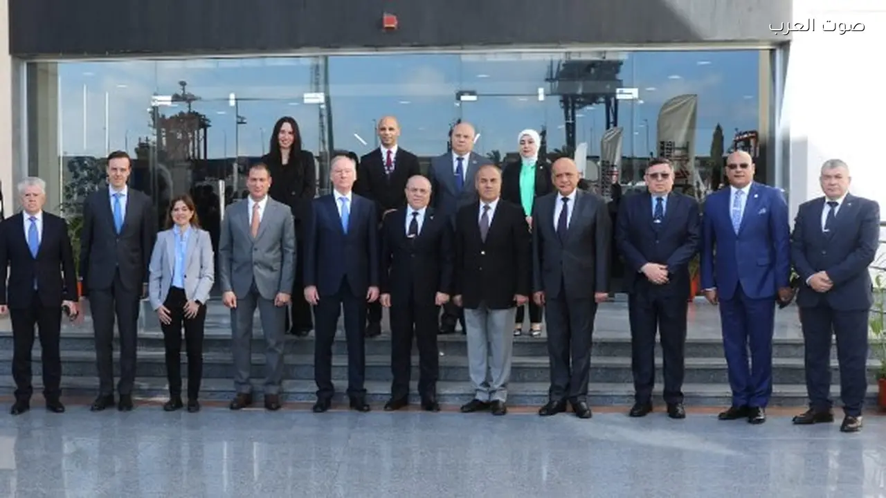 وفد حكومي روسي رفيع يصل ميناء الإسكندرية لتعزيز التعاون البحري