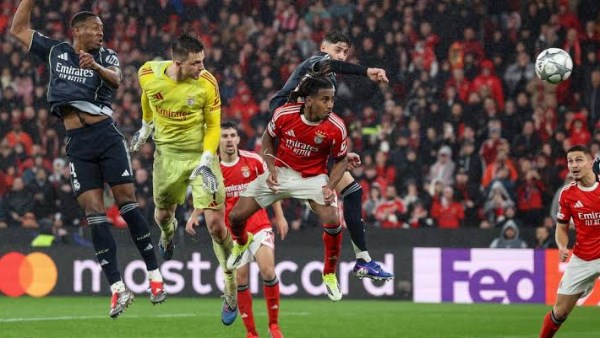 يويفا يوقف لاعب بنفيكا 6 مباريات بعد إساءة فينيسيوس