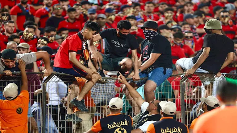 اتحاد العاصمة والزمالك يشهدان مشادة جماهيرية في مدرجات ستاد القاهرة خلال المباراة