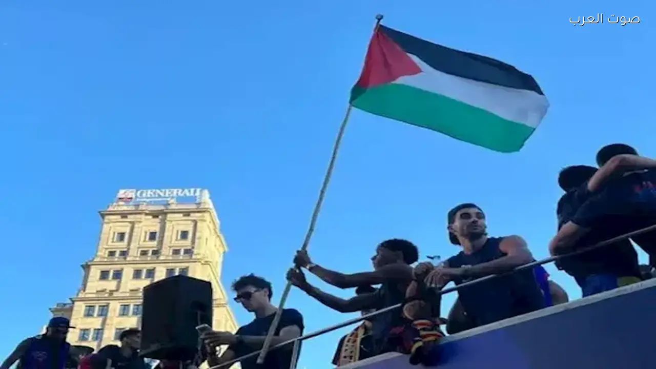 لامين يامال يتألق في احتفال برشلونة بلقب الدوري الإسباني بعلم فلسطين