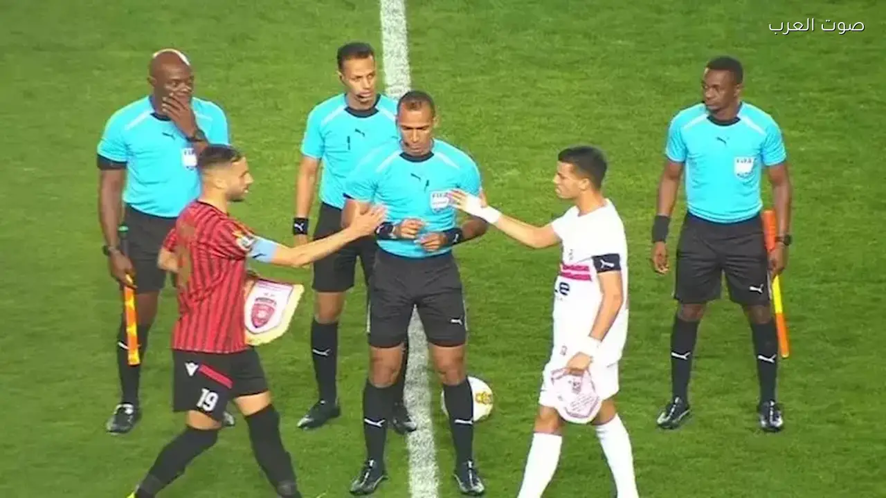 لقطة إنسانية من لاعبي الزمالك تجاه محمد شحاتة في مباراة اتحاد العاصمة بعد وفاة والده