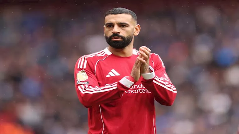 محمد صلاح ينشر صورة مع ثلاثي ليفربول قبل مغادرته الفريق