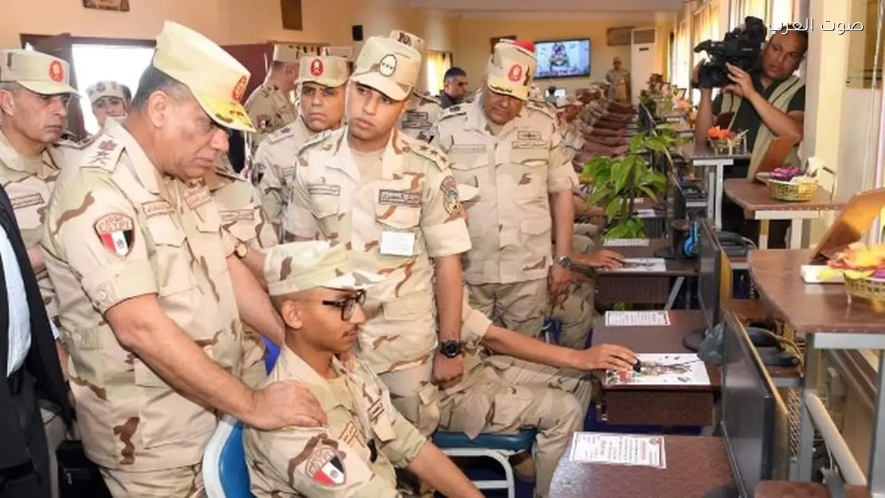 وزير الدفاع يؤكد توفير جميع الإمكانيات للمقاتلين للدفاع عن الوطن