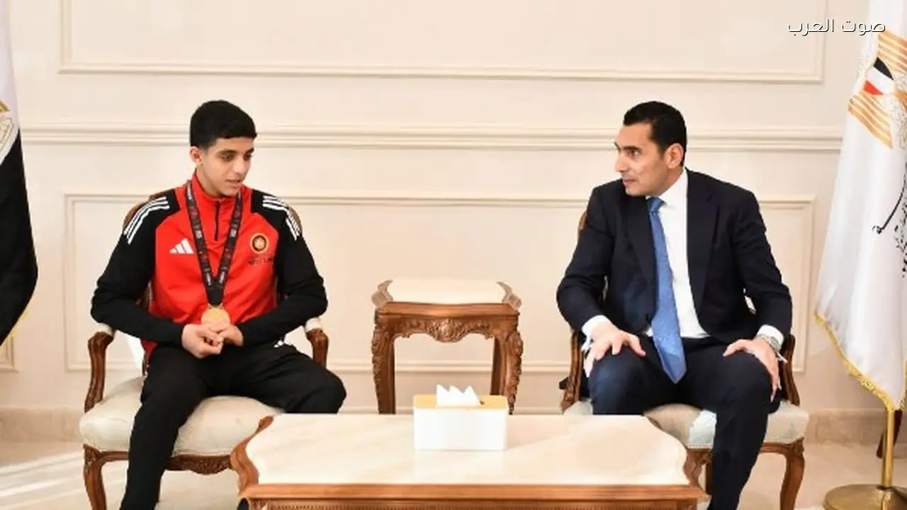 وزير الرياضة يستقبل عبد الله حسونة بعد إنجازه في المصارعة