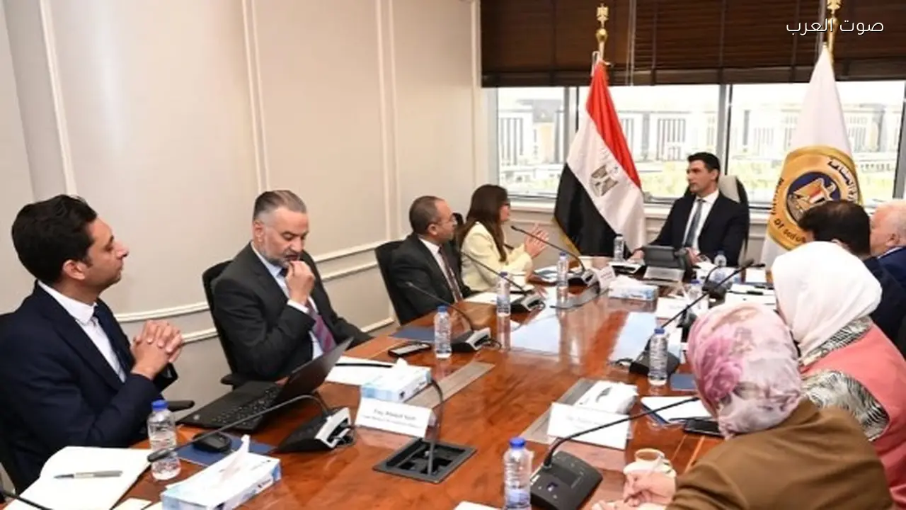 وزير الصناعة يلزم المصانع الجديدة بتوفير 25% من الكهرباء بالطاقة الشمسية