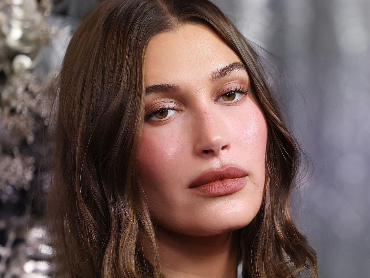 Hailey Bieber zeigt ihre Lippenroutine auf TikTok – dieser Lip Blush sorgt für den Soft-Focus-Look | Vogue Germany