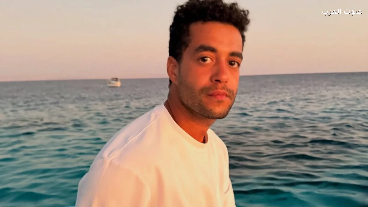 خالد أنور يشارك جمهوره أحدث صوره أمام البحر وقت الغروب