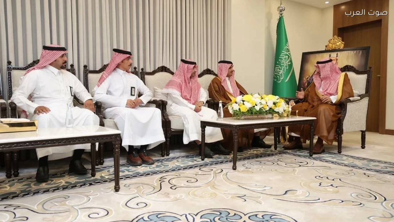 أمير نجران يطلع على تقرير أعمال المسح والتنقيب الأثري في المنطقة