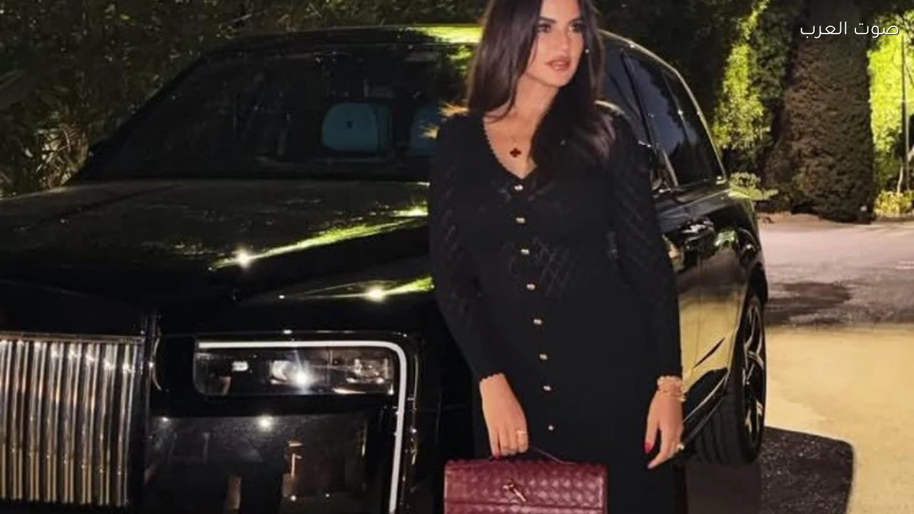 درة تشارك متابعيها إطلالتين بفستان أسود وآخر وردي
