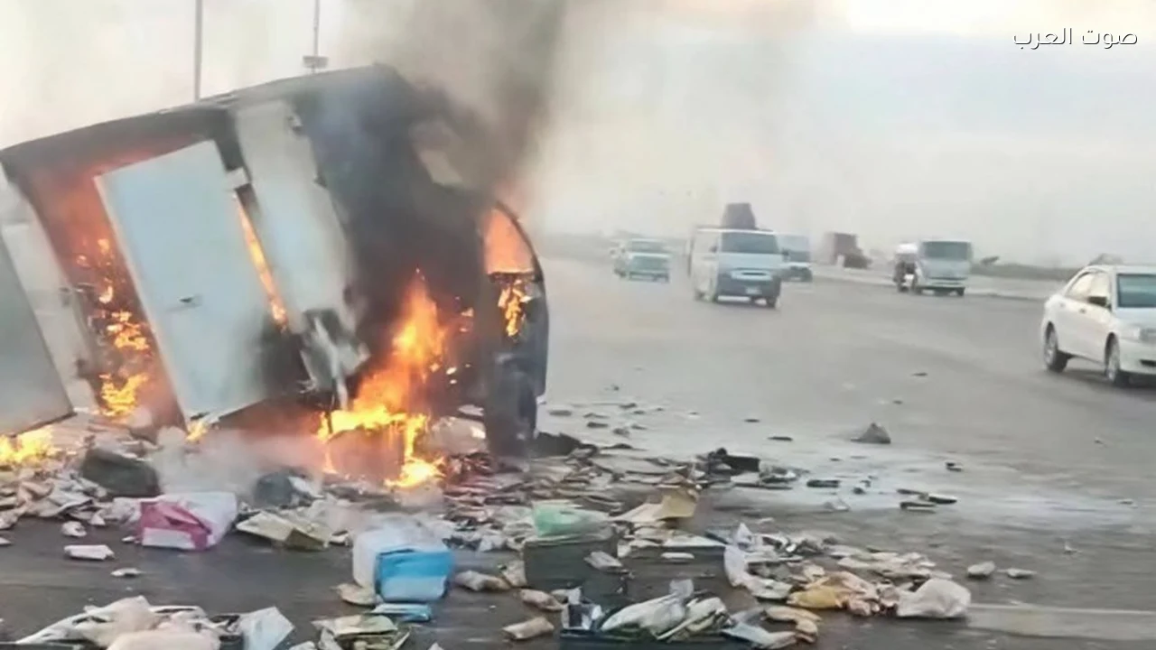 إصابة سائقين في تصادم سيارتي نقل واحتراق إحداهما على الطريق الإقليمي بالمنوفية