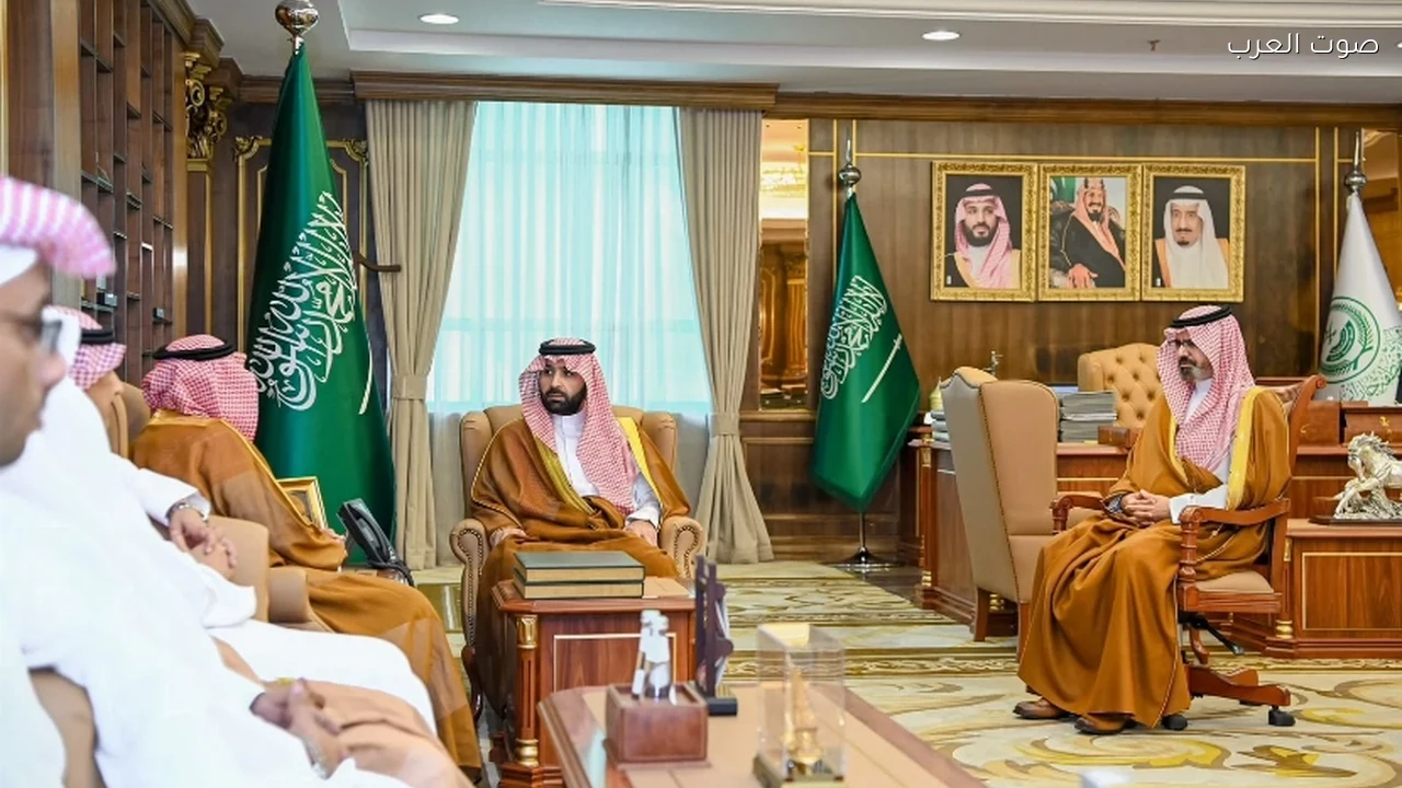 أمير جازان يتسلم التقرير الختامي لفرع هيئة الصحفيين