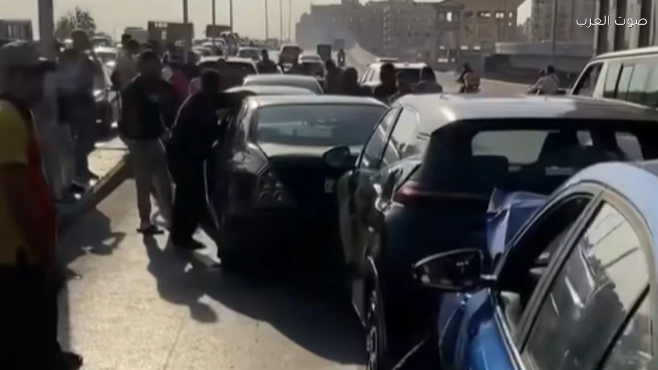 انقلاب سيارة نقل محملة بالخضار في شارع التسعين بالتجمع الخامس