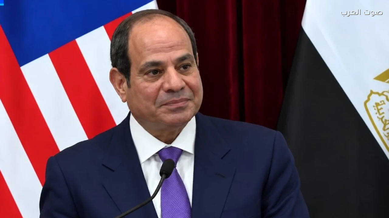 السيسي يمازح رئيس وزراء ماليزيا خلال مؤتمر صحفي في كوالالمبور