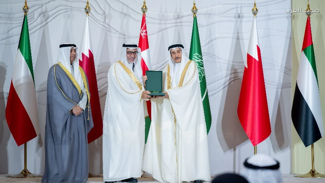 مجلس التعاون يكرّم عبدالله الزويد بوسام الكفاءات في الخدمة المدنية