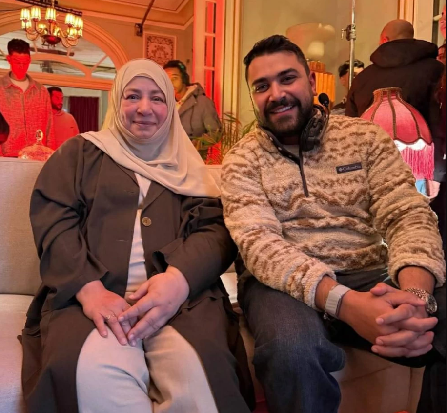 عبلة كامل مع احد العاملين في اعلانها الاخير