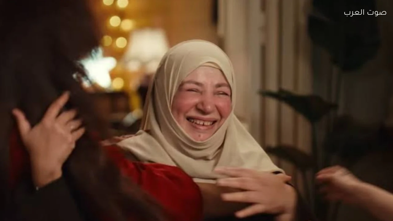 عبلة كامل توزع ظروفًا مالية على العاملين في إعلانها الرمضاني