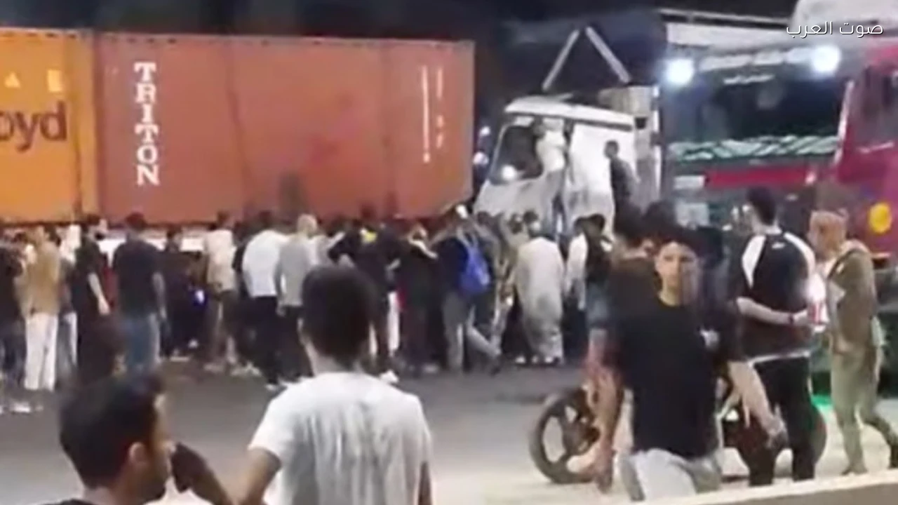 انقلاب مقطورة محملة بالحجارة أعلى نفق 15 مايو وتعطل مؤقت للحركة المرورية