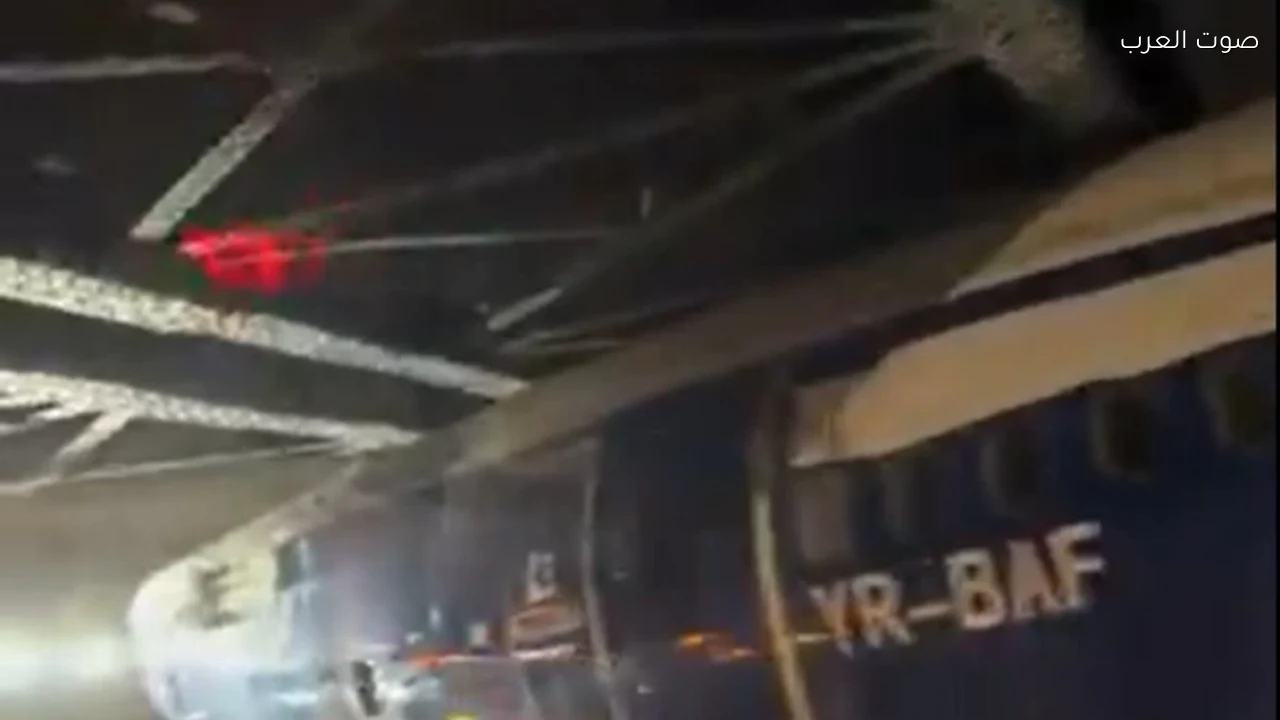 طائرة ركاب تتوقف تحت جسر في رومانيا أثناء نقلها إلى مساحة ترفيهية للأطفال