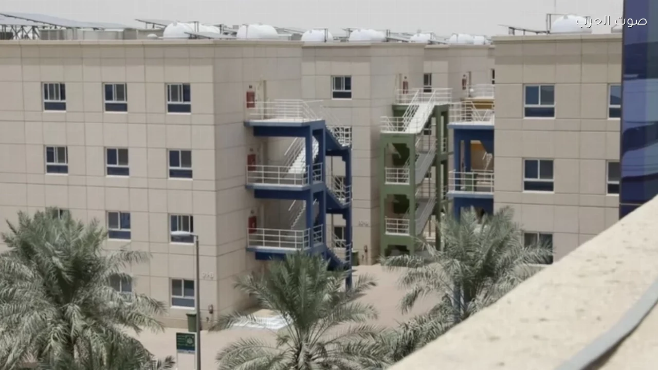 قوى توضح أن عمال 527 مهنة ملزمون بالسكن الجماعي إذا تجاوز عددهم 20 عاملاً في المنشأة