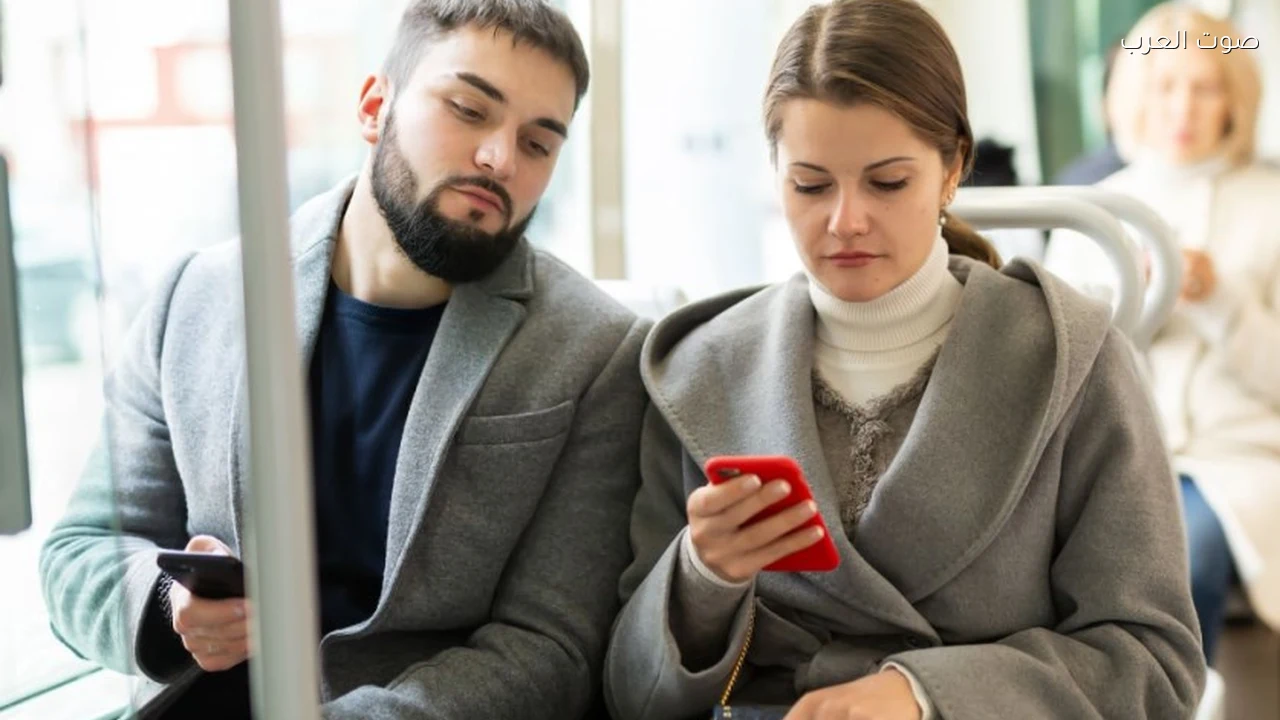 كيف تخفي شاشة هاتفك رسائلك عن المتطفلين في الأماكن المزدحمة