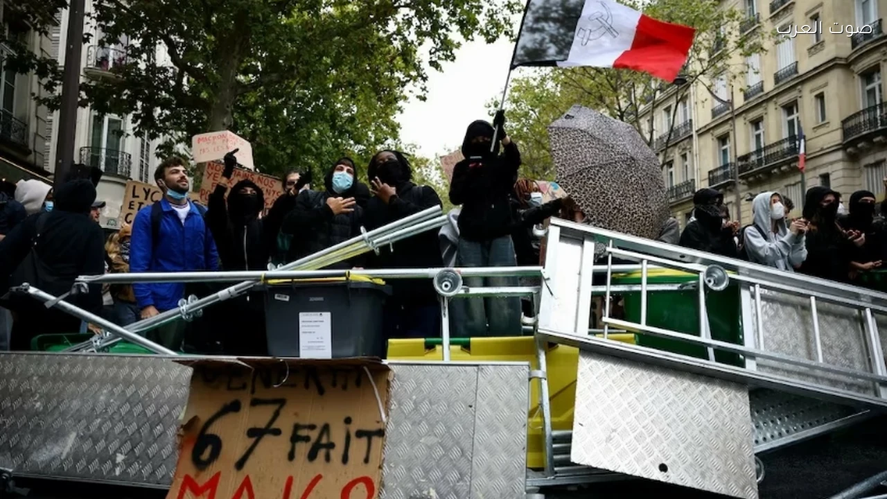 فرنسا تعلق استخدام القنابل الصوتية في احتجاجات الطلاب بعد إصابة مراهق