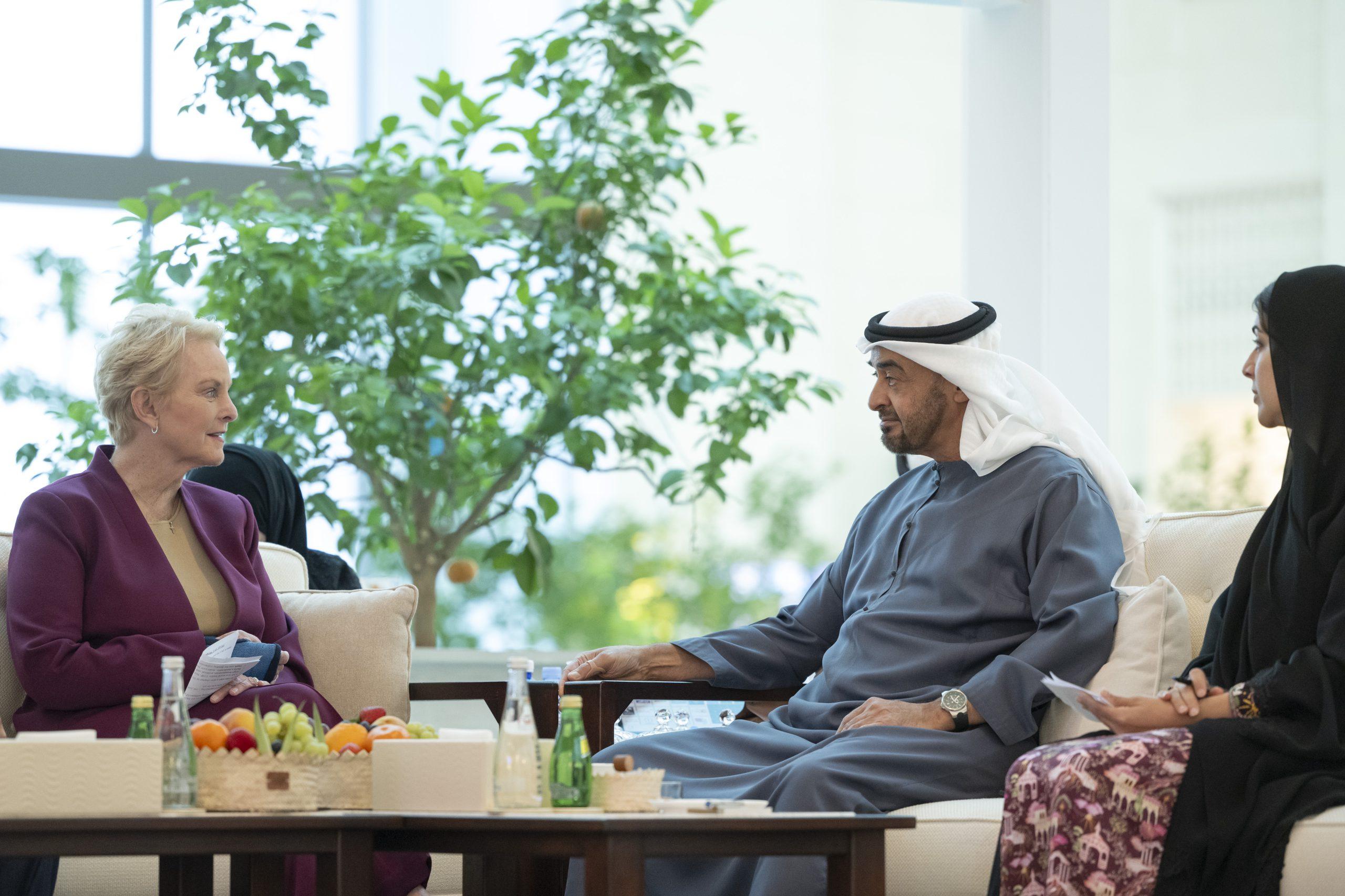 الشيخ محمد بن زايد خلال لقائه سيندي ماكين، المديرة الشيخ محمد بن زايد خلال لقائه سيندي ماكين، المديرة